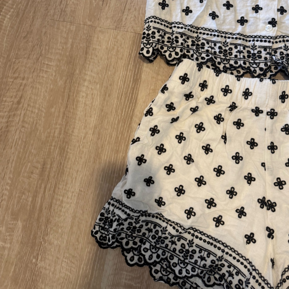 Abercrombie & Fitch Black and White Eyelet Set - Picture 2 of 6